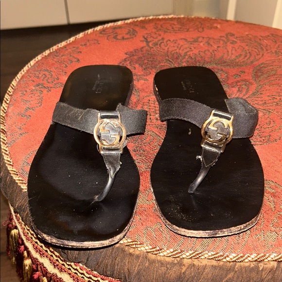 Gucci Women's Black Thong Logo Sandals - Picture 1 of 3